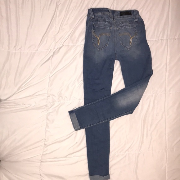 Light wash lightly distressed jeans - Picture 2 of 6